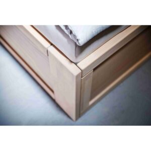 detail nohy postel Jacques Pratique