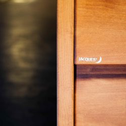 postel z masivu s úložným prostorem Jacques Sette detail rámu 4