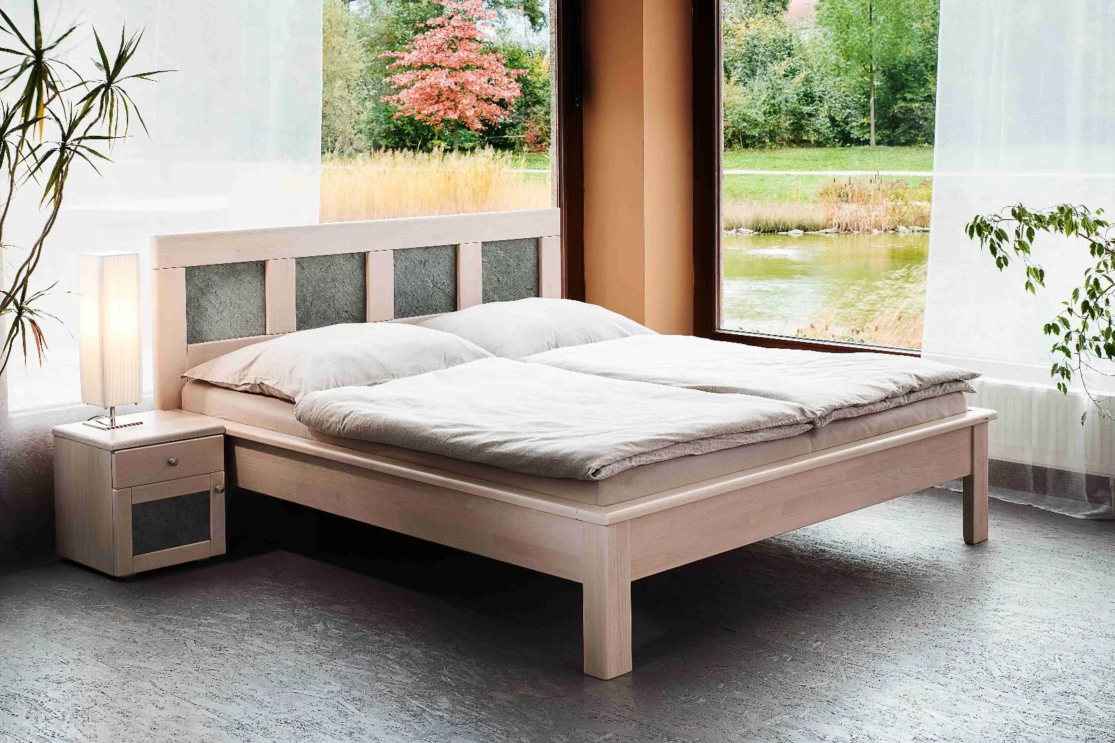 postel z masivu Jacques K s kamennou dýhou