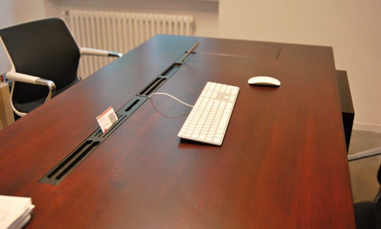 pracovní stůl z masivu a skryté prostory pro uložení kabelů