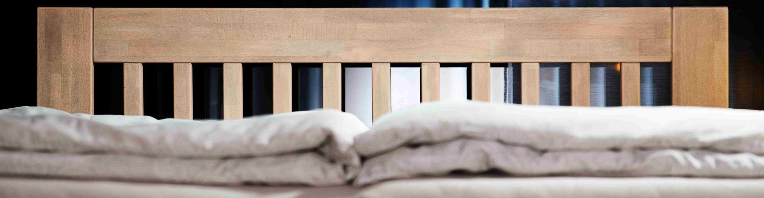 detail modelu postele Jacques Otto v šedém vosku
