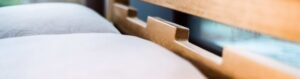 detail banner postele Jacques Plus