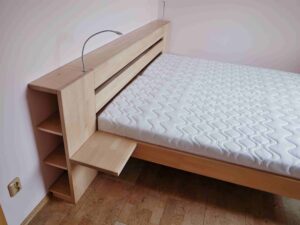 postel s čelem na zakázku s knihovničkou
