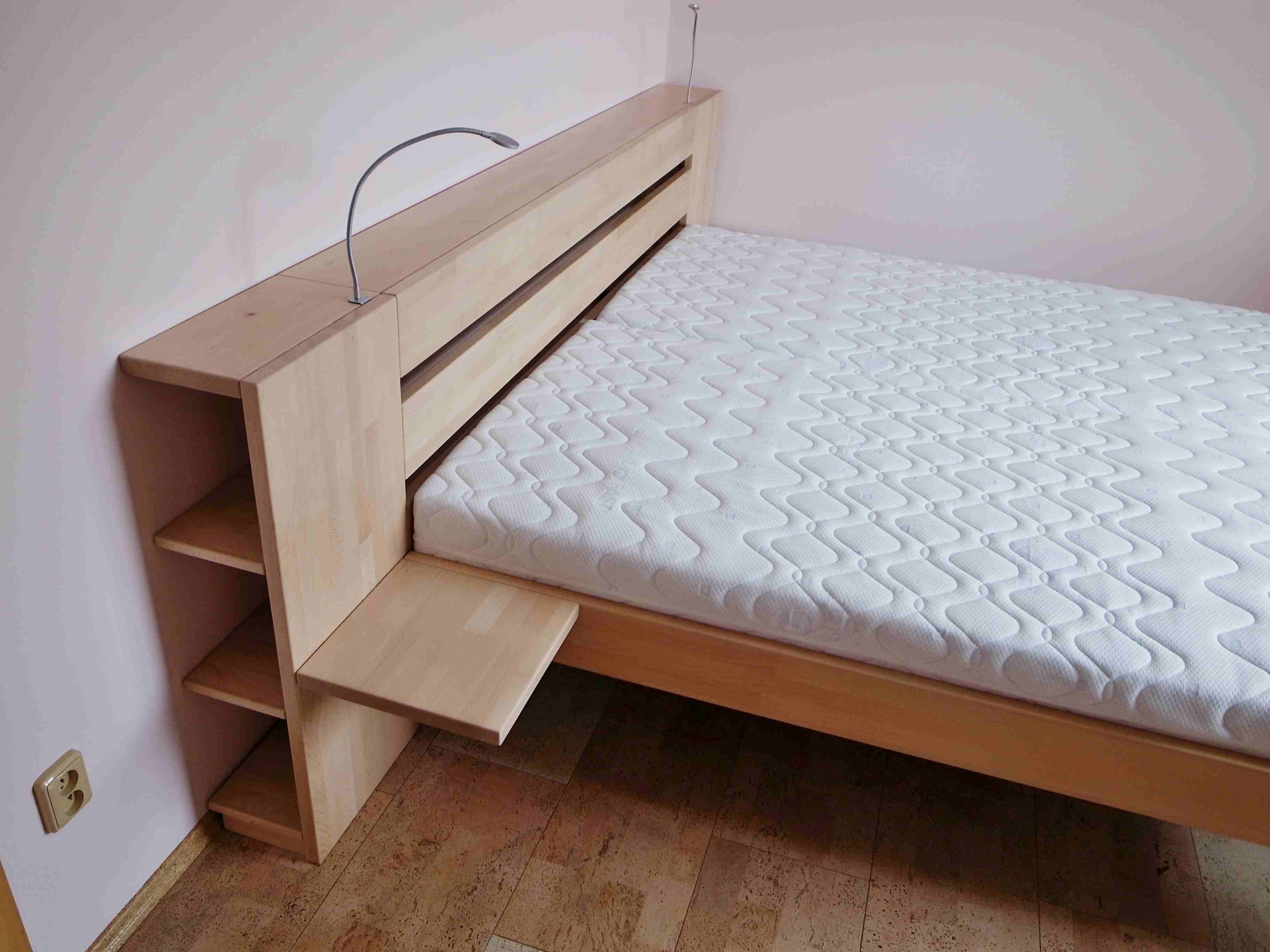 postel s čelem na zakázku s knihovničkou