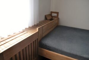 detail čela na zakázku se zakrytím postele