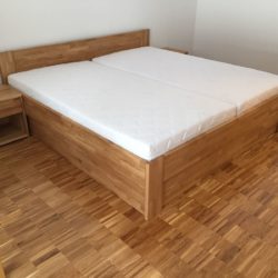 postel z dubové spárovky s boxem a se stolky