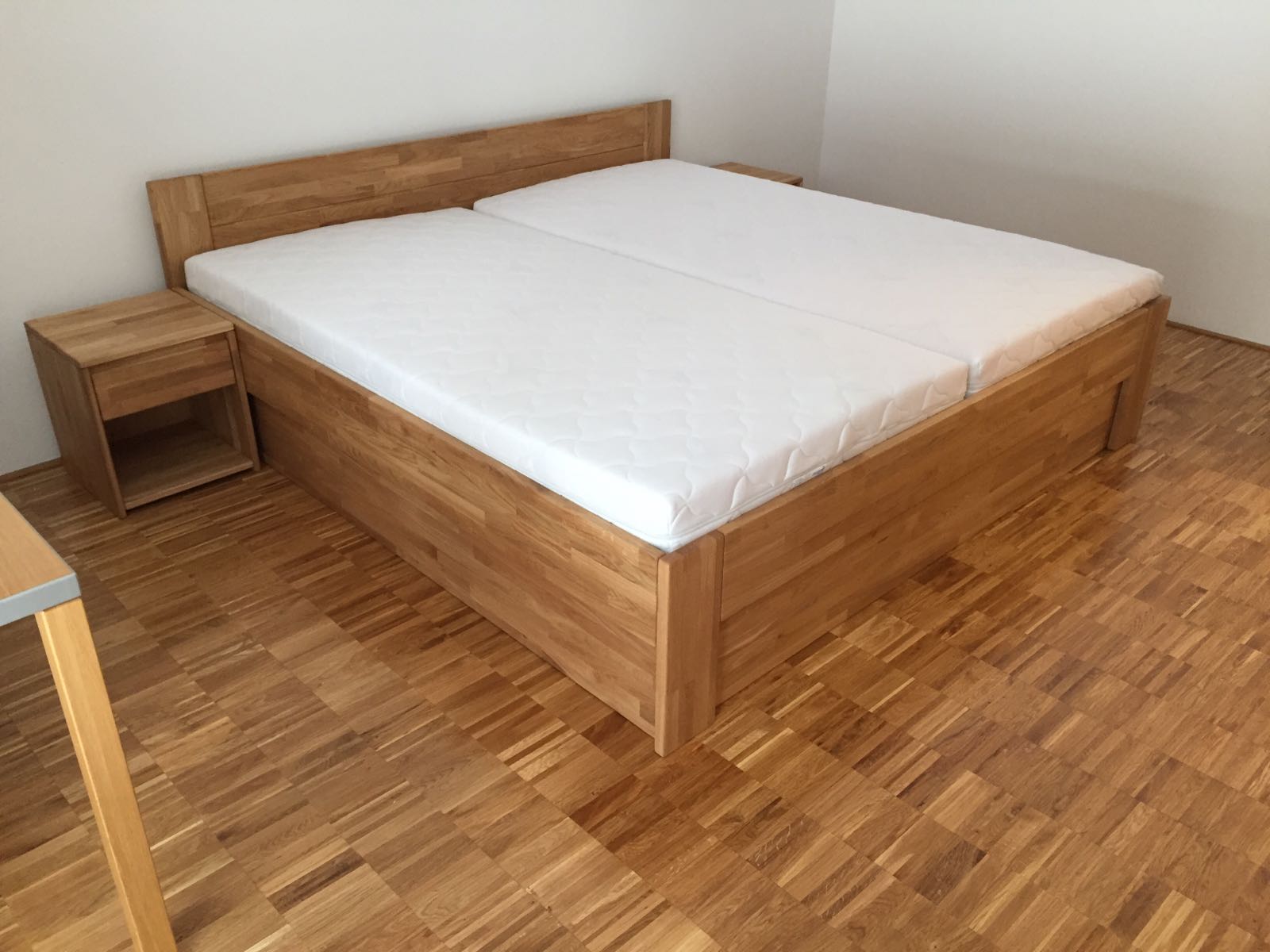 postel z dubové spárovky s boxem a se stolky