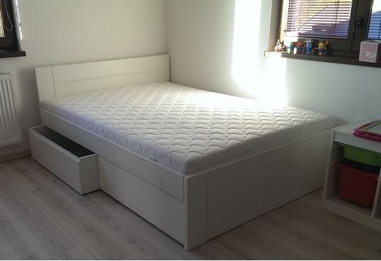bílá postel jednolůžko s úložnými boxy