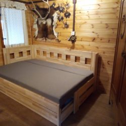 rozkládací rohová postel z jasanového dřeva