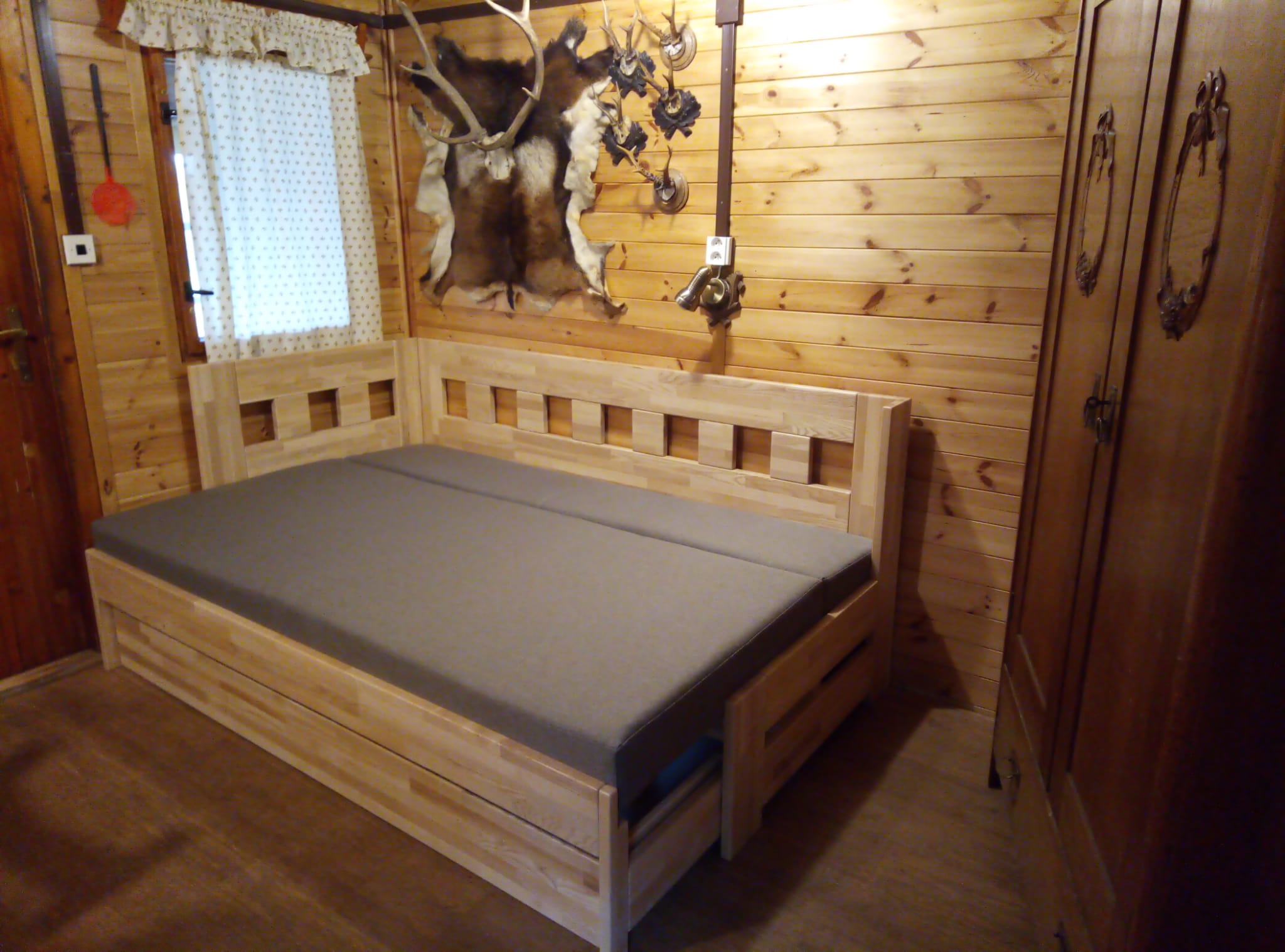 rozkládací rohová postel z jasanového dřeva