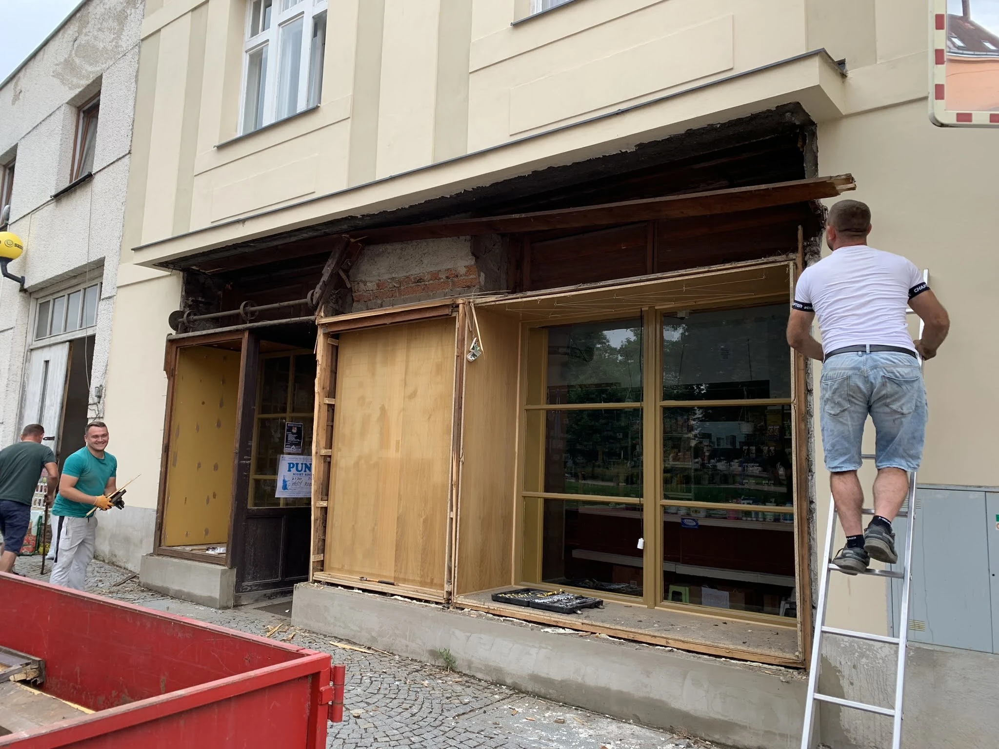 Demontáž původní dřevěné výlohy železářství