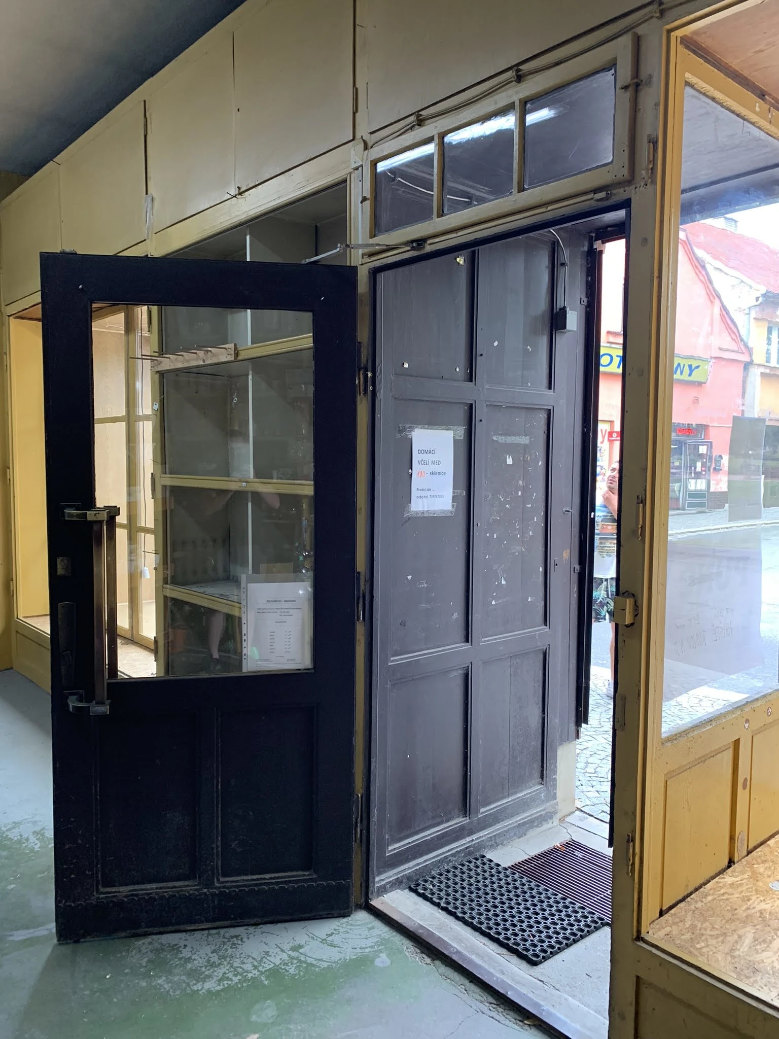 Detail původních dveří a vnitřní konstrukce staré výlohy