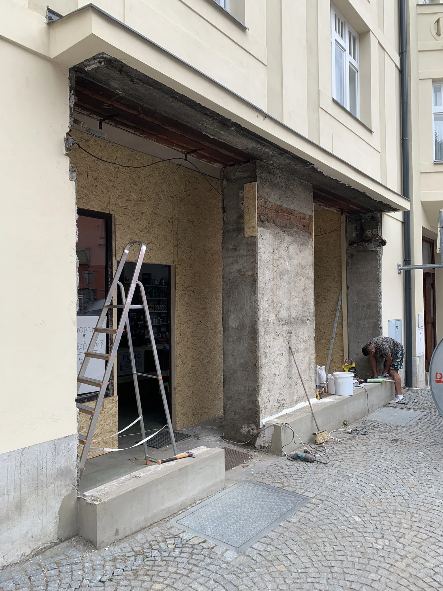 Stavební otvor po odstranění původní výlohy