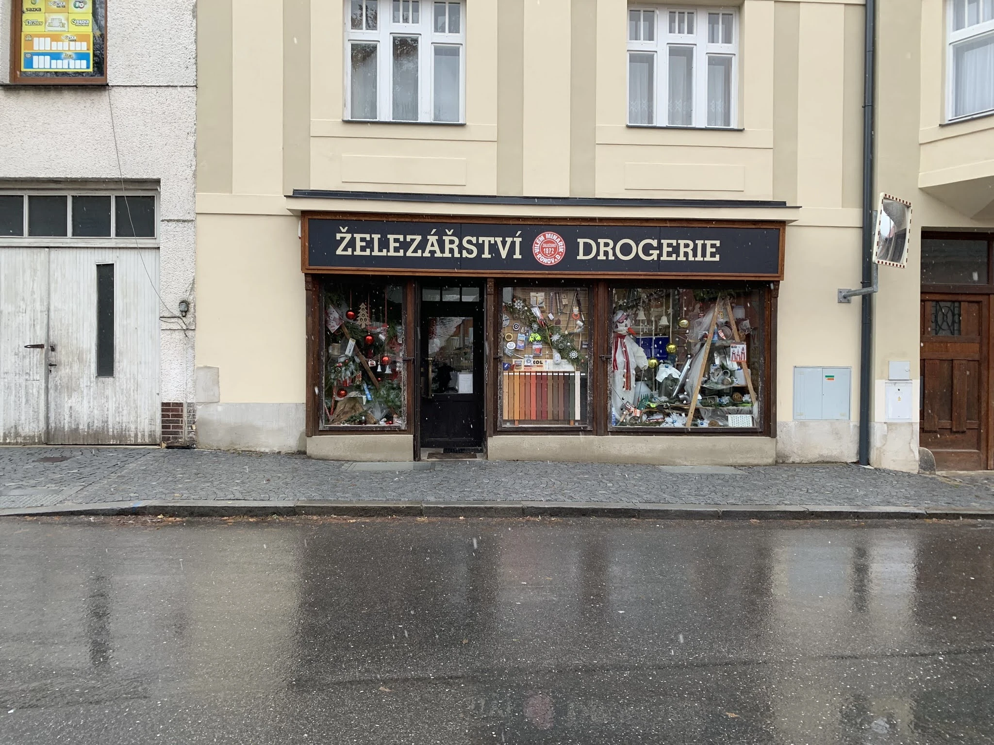 Původní dřevěná výloha železářství v Ronově nad Doubravou